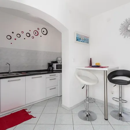 Susnjic With Pool, Children Playground And Terrace Apartment
