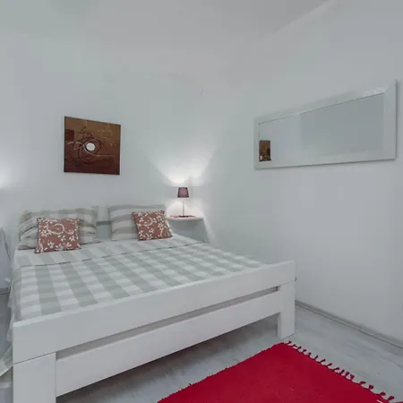 Susnjic With Pool, Children Playground And Terrace Apartment Baderna